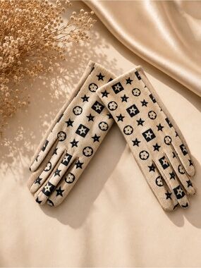 New Women’s M/L Beige Monogram Print Stretch Gloves Soft Touch Winter